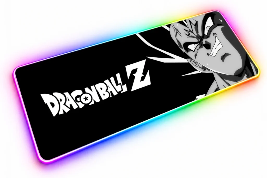 Primer plano de Majin Vegeta sonriendo en blanco y negro, junto al logotipo blanco de Dragon Ball Z sobre fondo negro.