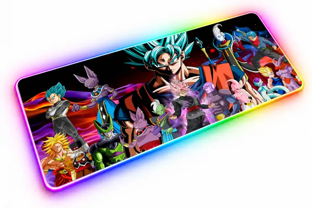 Goku de cabello azul en el centro, rodeado de Vegeta, Bills, Whis, Trunks y otros personajes de Dragon Ball sobre fondo oscuro.